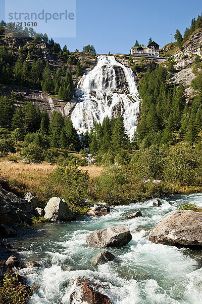 Tiefblick auf den Toce-Wasserfall  der im Formazza-Tal im Piemont  Italien  die Felswand hinunterstürzt