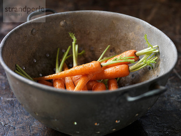 Frisches Bio-Gemüse  Baby-Karotten im Metallsieb