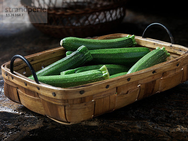 Frisches Bio-Gemüse  lange Baby-Zucchini