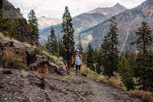 Mittleres erwachsenes Paar beim Wandern entlang des Weges  Mineral King  Sequoia National Park  Kalifornien  USA