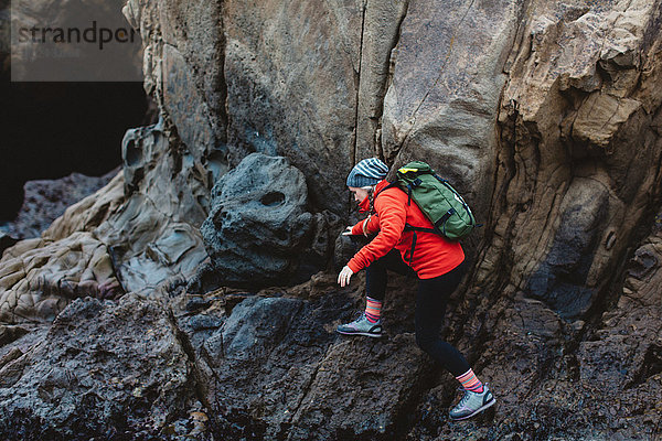 Wanderer  der über Felsen klettert  Big Sur  Kalifornien  USA