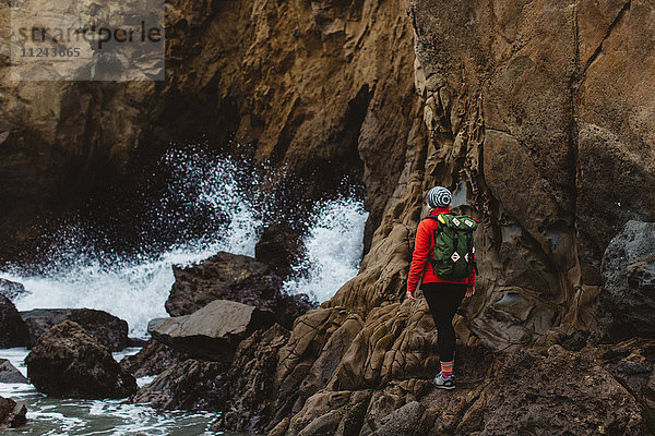 Wanderer  der über Felsen klettert  Big Sur  Kalifornien  USA