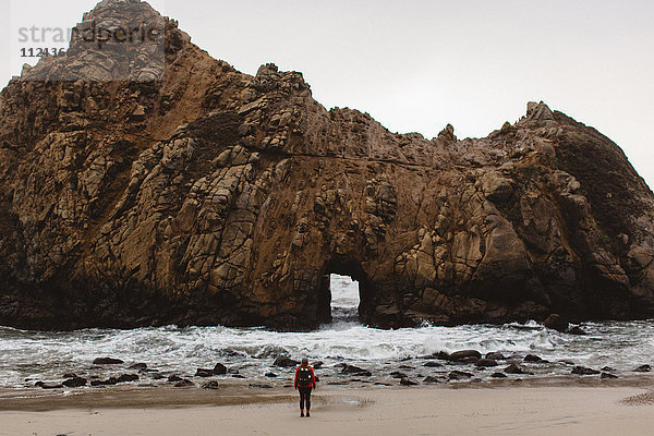 Wanderer genießt Aussicht am Strand  Big Sur  Kalifornien  USA