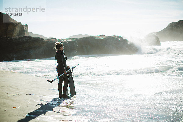 Taucher mit Harpune am Strand  Big Sur  Kalifornien  USA