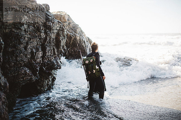 Taucher mit Harpune am Strand  Big Sur  Kalifornien  USA