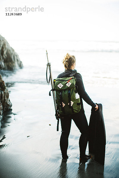 Taucher mit Harpune am Strand  Big Sur  Kalifornien  USA