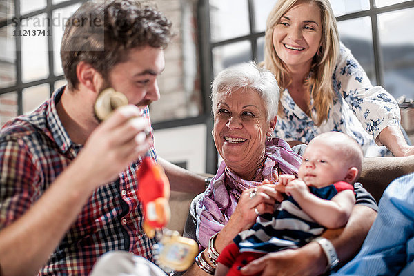 Glückliche Drei-Generationen-Familie zu Hause