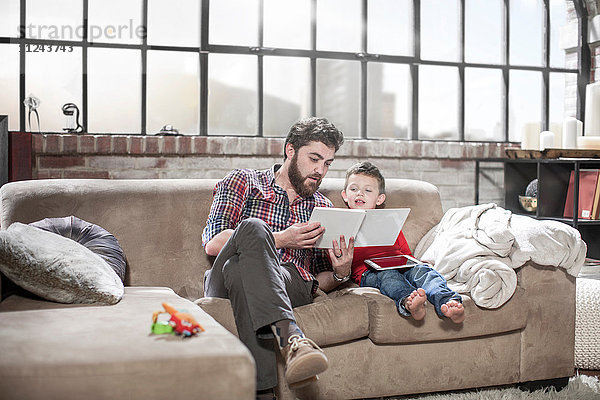 Vater und Sohn nutzen das digitale Tablett zu Hause