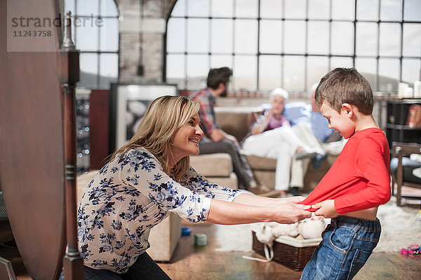 Mutter spielt mit Sohn zu Hause