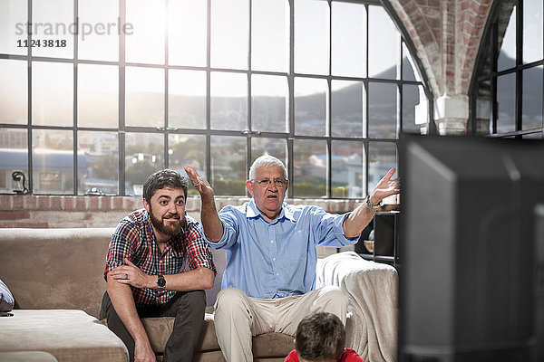 Vater und Sohn beim Fernsehen zu Hause