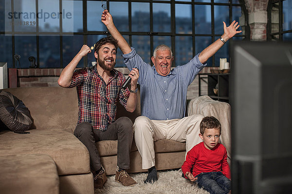Drei Generationen Familie beim Fernsehen zu Hause