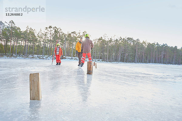 Senioren und Jungen üben Slalom im Eislauf auf dem zugefrorenen See  Gavle  Schweden
