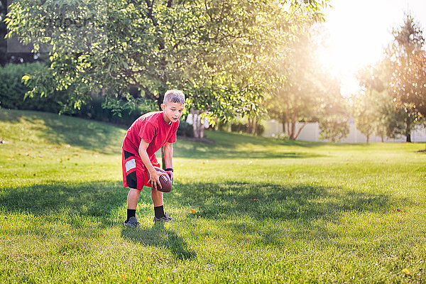Junge spielt American Football