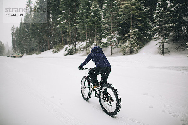 Mountainbiken einer Frau im Schnee  Sequoia-Nationalpark  Kalifornien  USA