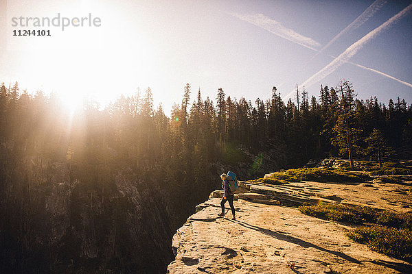 Frau wandert auf dem Gipfel eines Berges  Yosemite National Park  Kalifornien  USA