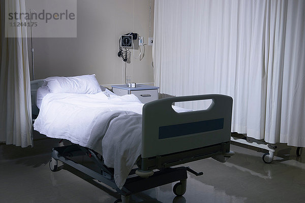 Ungemachtes Krankenhausbett auf der Krankenhausstation leeren