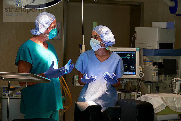 Krankenschwester und Chirurg diskutieren im Spitalsaal