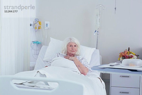 Porträt einer älteren Patientin im Krankenhausbett