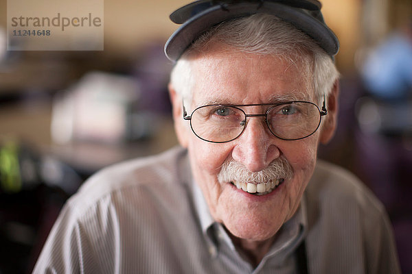 Porträt eines älteren Mannes  lächelnd