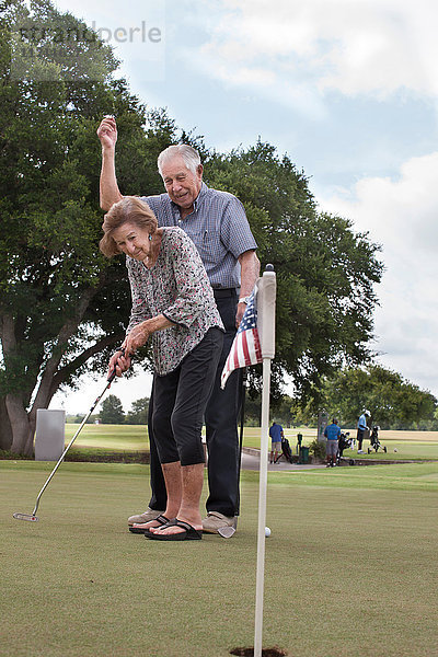 Älteres Golf spielendes Ehepaar