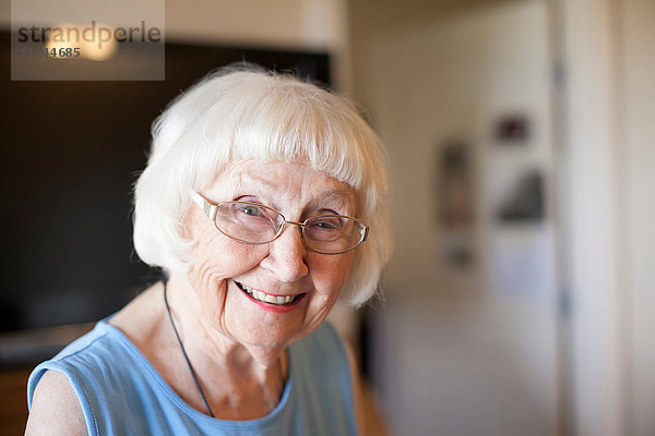 Porträt einer älteren Frau  drinnen  lächelnd