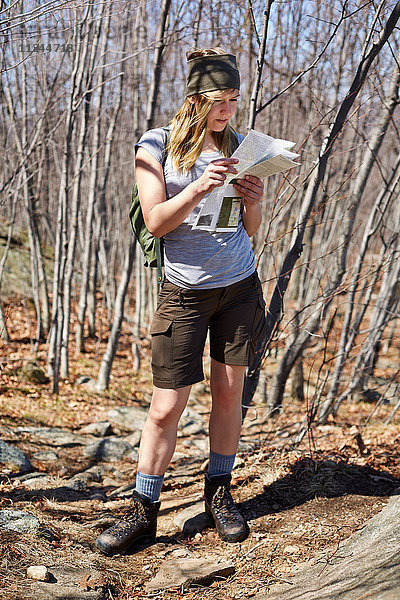 Wanderfrau betrachtet Karte im Harriman State Park  New York State  USA