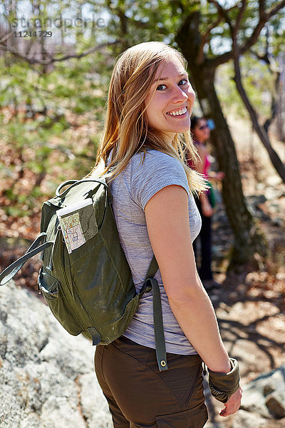 Porträt einer Wanderin beim Rückblick im Wald  Harriman State Park  New York State  USA
