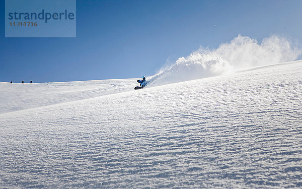 Männlicher Snowboarder Snowboarding Down Mountain  Trient  Schweizer Alpen  Schweiz