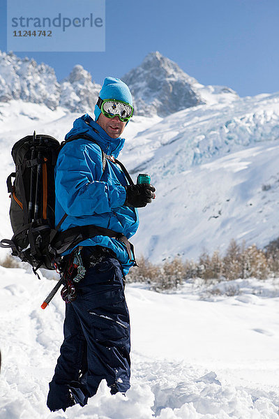 Porträt eines männlichen Snowboarders mit Skibrille im Tiefschnee  Trient  Schweizer Alpen  Schweiz