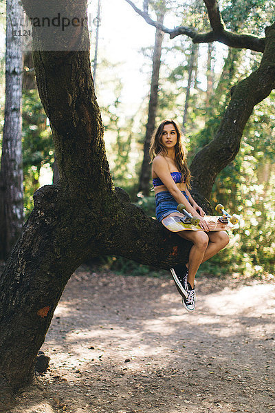 Frau auf Baum sitzend  Santa Cruz  Kalifornien  USA