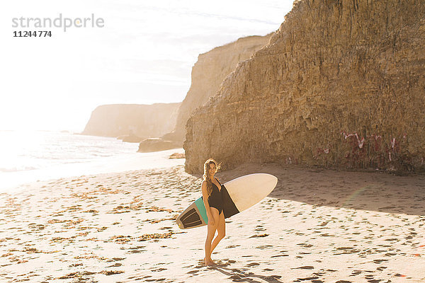 Surfer mit Surfbrett am Strand  Santa Cruz  Kalifornien  USA