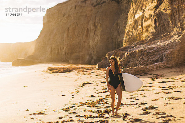 Surfer mit Surfbrett am Strand  Santa Cruz  Kalifornien  USA