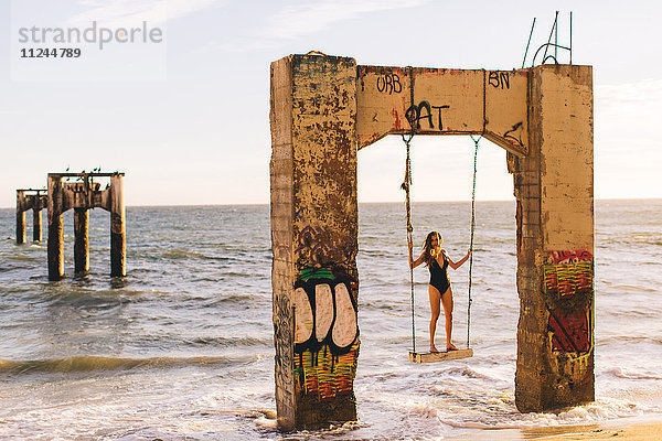 Frau auf Schaukel stehend  Old Davenport Pier  Santa Cruz  Kalifornien  USA