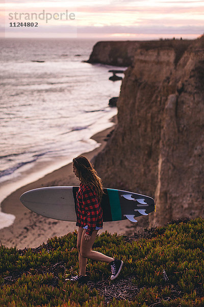 Surfer mit Surfbrett am Berg  Santa Cruz  Kalifornien  USA