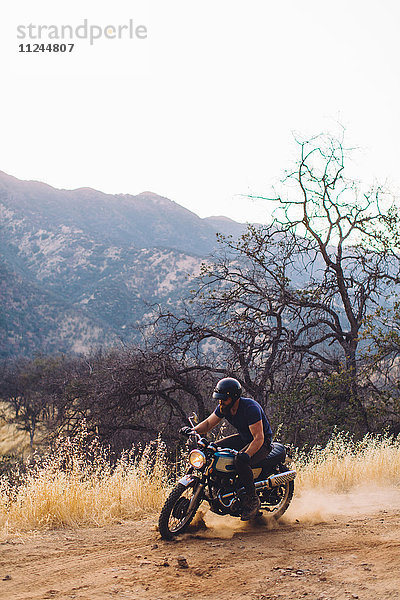 Motorrad fahrender Mann  Sequoia-Nationalpark  Kalifornien  USA