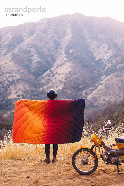 Mann neben dem Motorrad stehend  eine Decke hinter sich haltend  Blick in die Ansicht  Rückansicht  Sequoia-Nationalpark  Kalifornien  USA