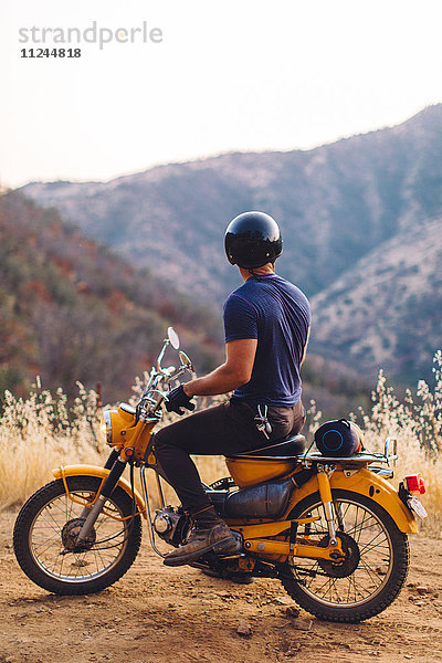 Mann auf Motorrad sitzend  Blick auf Ansicht  Rückansicht  Sequoia-Nationalpark  Kalifornien  USA