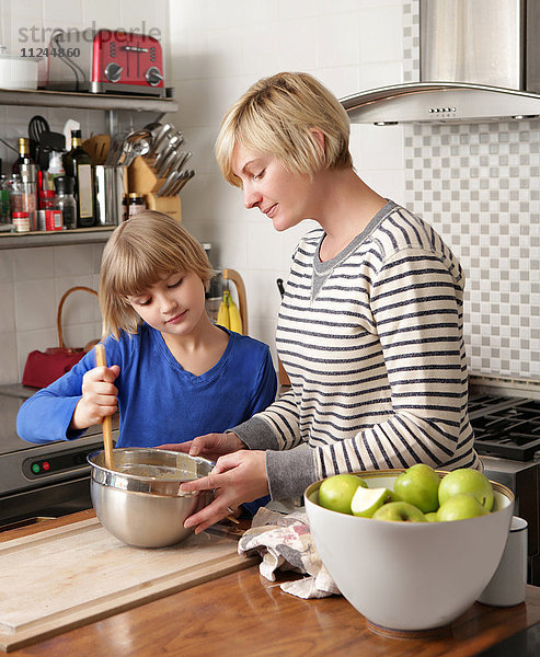 Mutter und Tochter in der Küche bei der Essenszubereitung