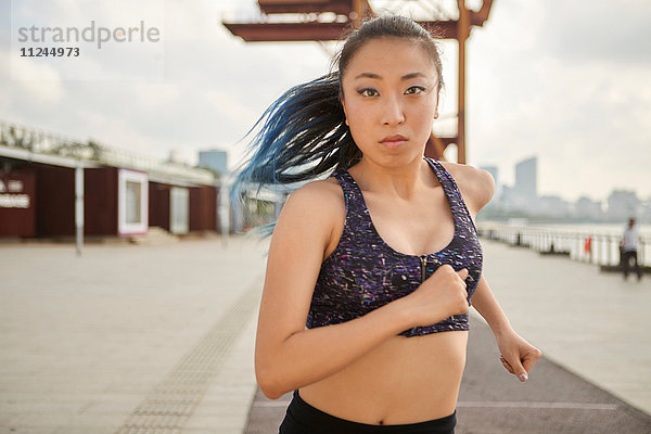 Frau joggt vor der Kamera  Südbund  Shanghai  China