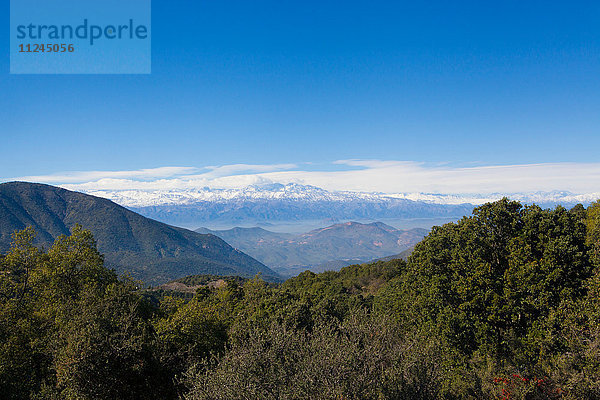 Andenlandschaft mit blauem Himmel  Santiago  Chile