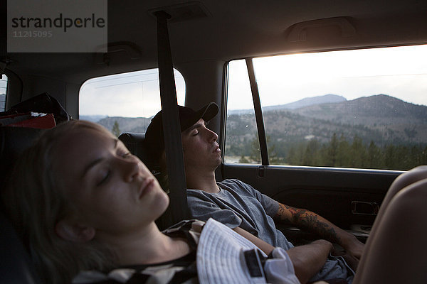 Junge Frau und schlafende Frau im Auto  Mammoth Lakes  Kalifornien  USA
