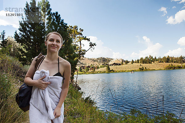 Porträt einer in ein Handtuch gewickelten jungen Frau am See  Mammoth Lakes  Kalifornien  USA