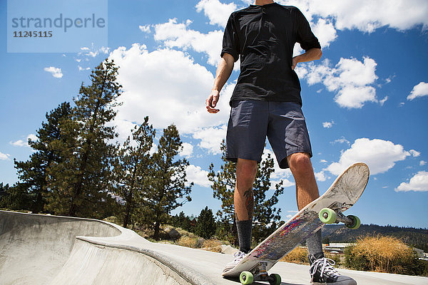 Nackenansicht eines jungen männlichen Skateboardfahrers im Skatepark  Mammoth Lakes  Kalifornien  USA