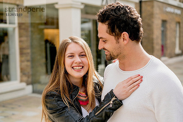 Porträt eines glücklichen jungen Paares an der Kings Road  London  UK