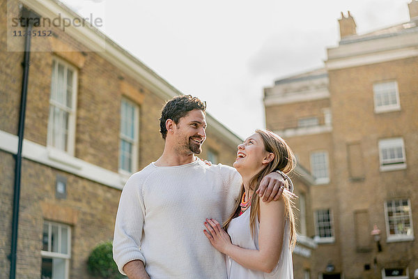 Glückliches junges Paar beim Spaziergang entlang der Kings Road  London  UK