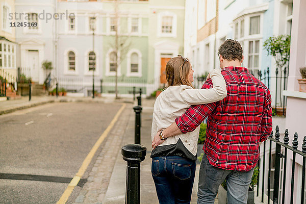 Rückansicht des jungen Paares auf der Kings Road  London  UK
