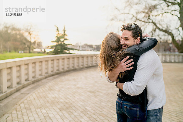 Junges glückliches Paar umarmt sich im Battersea Park  London  UK