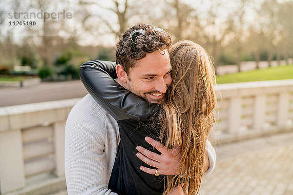 Romantisches junges Paar umarmt sich im Battersea Park  London  Großbritannien