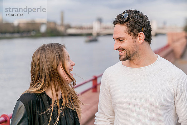 Glückliches junges Paar am Wasser  Battersea Park  London  UK