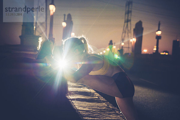 Junge Frau bei Bewegung im Freien  Stretching